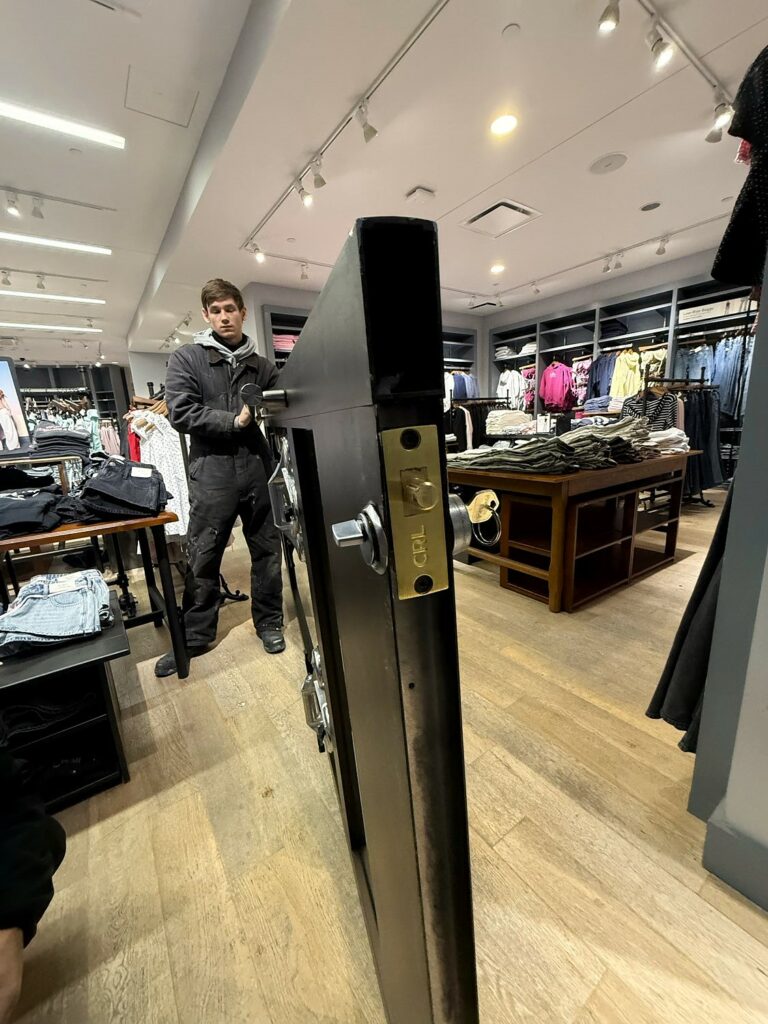 locksmith woodbridge ontario commercial door lock installation service