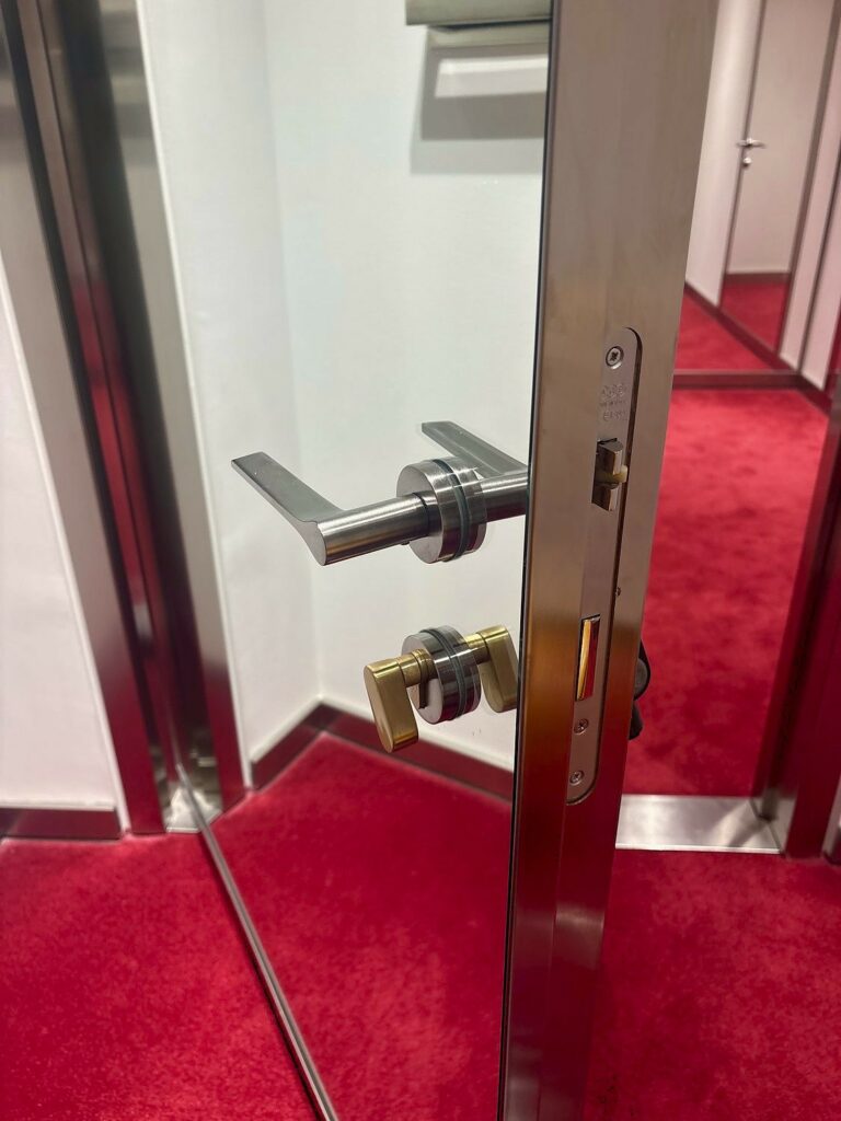 Door repair Toronto – fixing locks, hinges, handles and entry door systems for homes and businesses in GTA